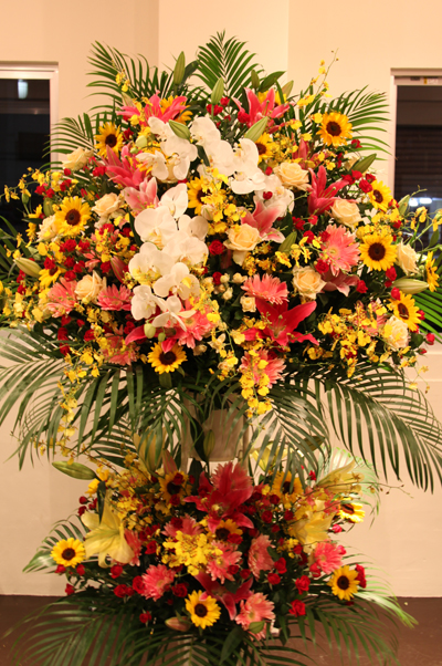 特別なお祝いに最適な一際目立つ豪華スタンド花 [2段]  (自社配送限定)